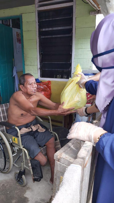 Ketua DWP Riau Berikan Bantuan Sembako ke Keluarga PDP dan Masyarakat Kurang Mampu